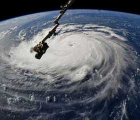 הוריקן פלורנס נע לעבר החוף המזרחי של ארה"ב