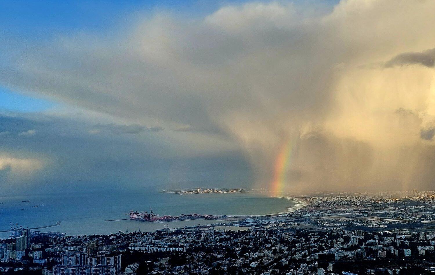 עננים עם קשן בענן, מפרץ חיפה