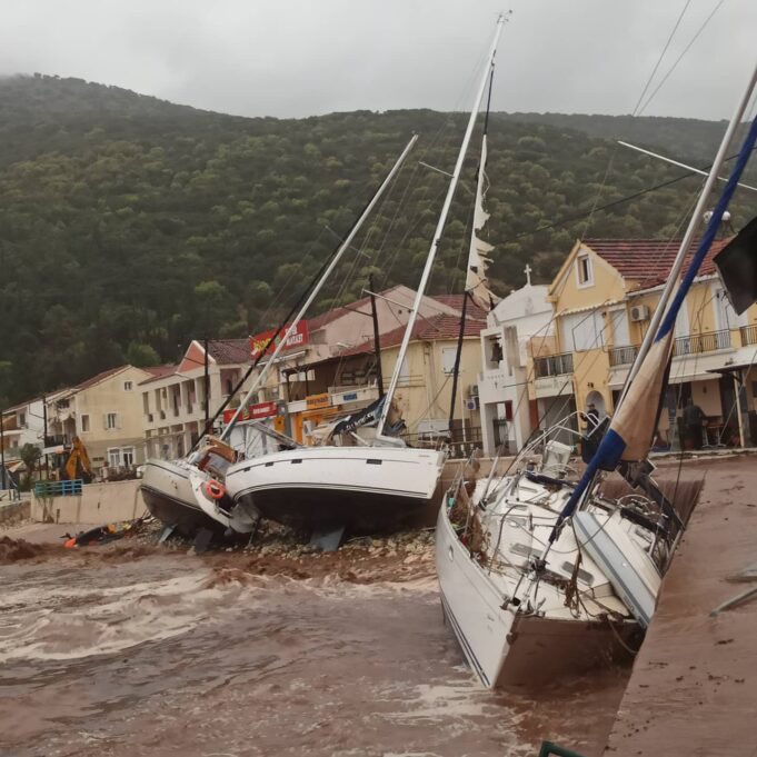 סירות שניזוקו במהלך הפגיעה באי קפלוניה, יוון