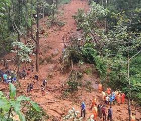 הודו: שיטפונות ומפולות בוץ בדרום המדינה הותירו כ-20 הרוגים