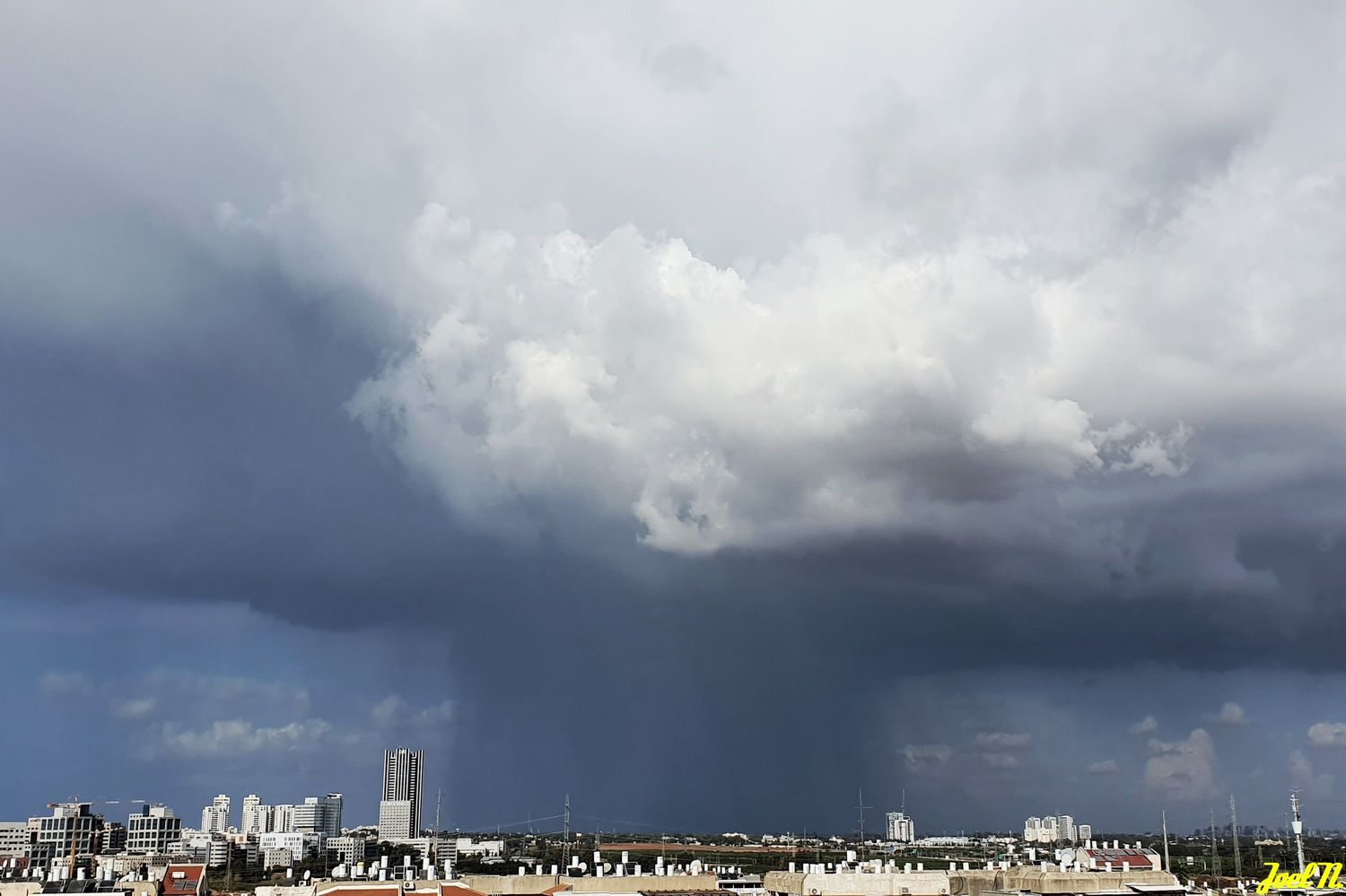 מסך גשם מעל תל אביב