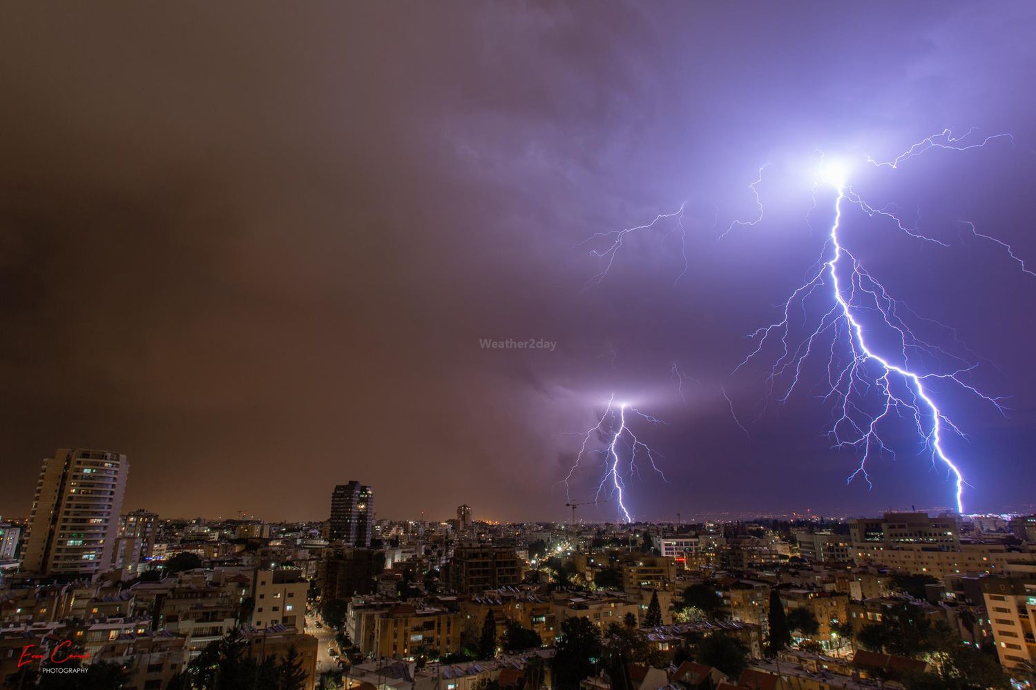 ברקים בהרצליה. צילום: ארז כרמל