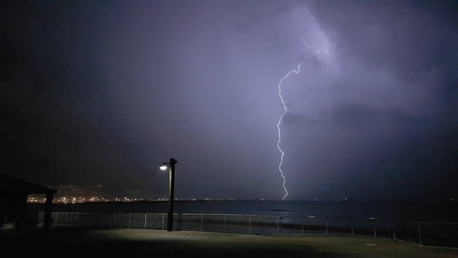 ברקים במפרץ חיפה. צילום: עודד