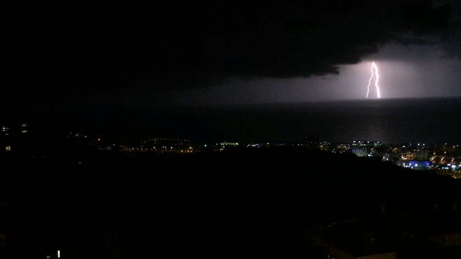 ברקים מהכרמל. צילום: טל ומטר