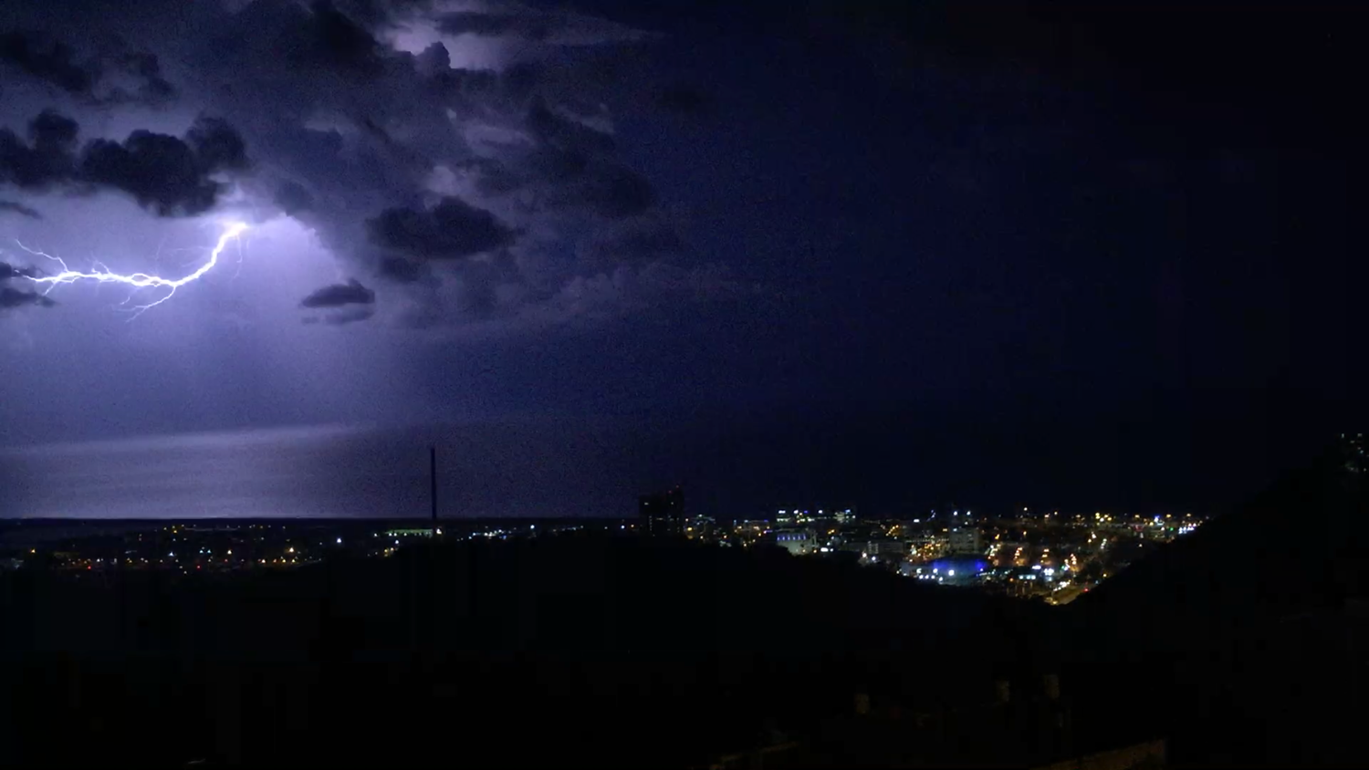 ברקים בחוף הצפוני. צילום: טל ומטר