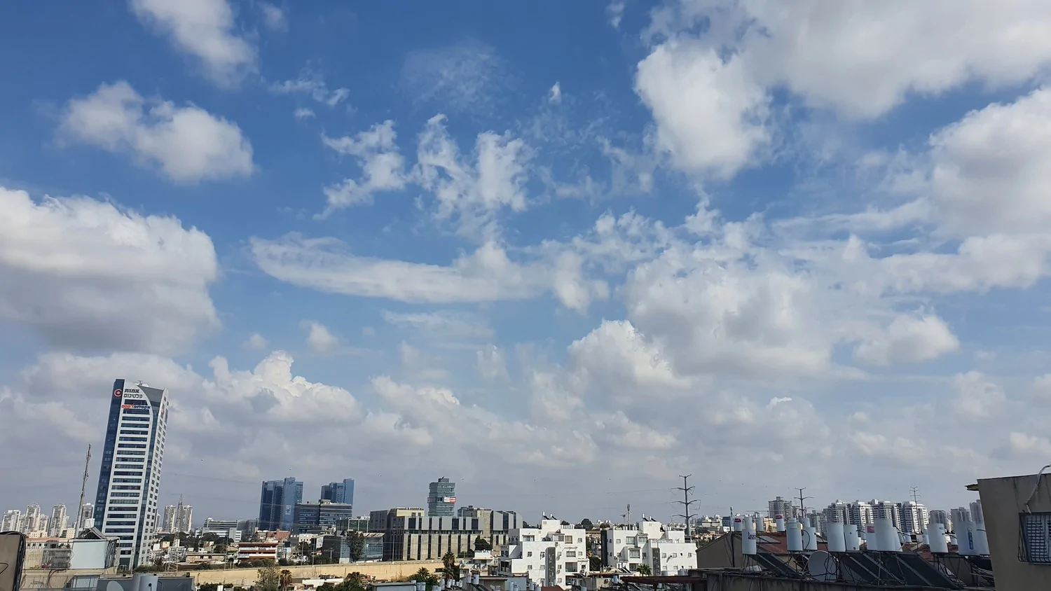 עננים בשמי תל אביב