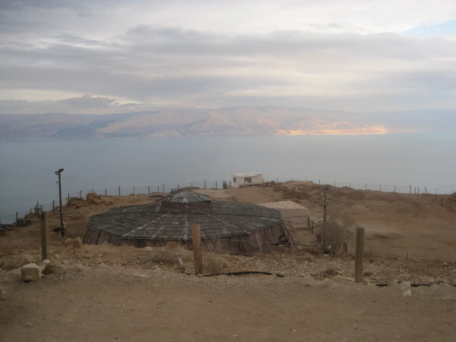 קרני אור על הרי מואב וחור בעננים מעל ים המלח - Weather2day