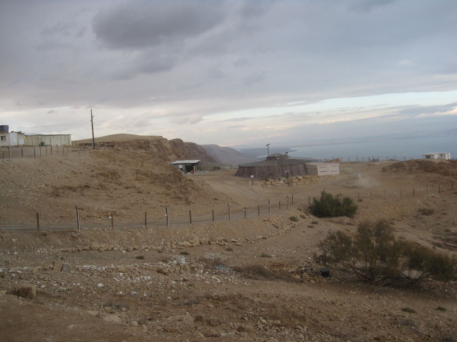 קרני אור על הרי מואב וחור בעננים מעל ים המלח - Weather2day