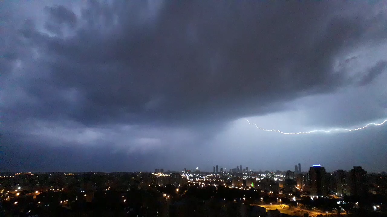 ברקים בראשון לציון. צילום: אורן