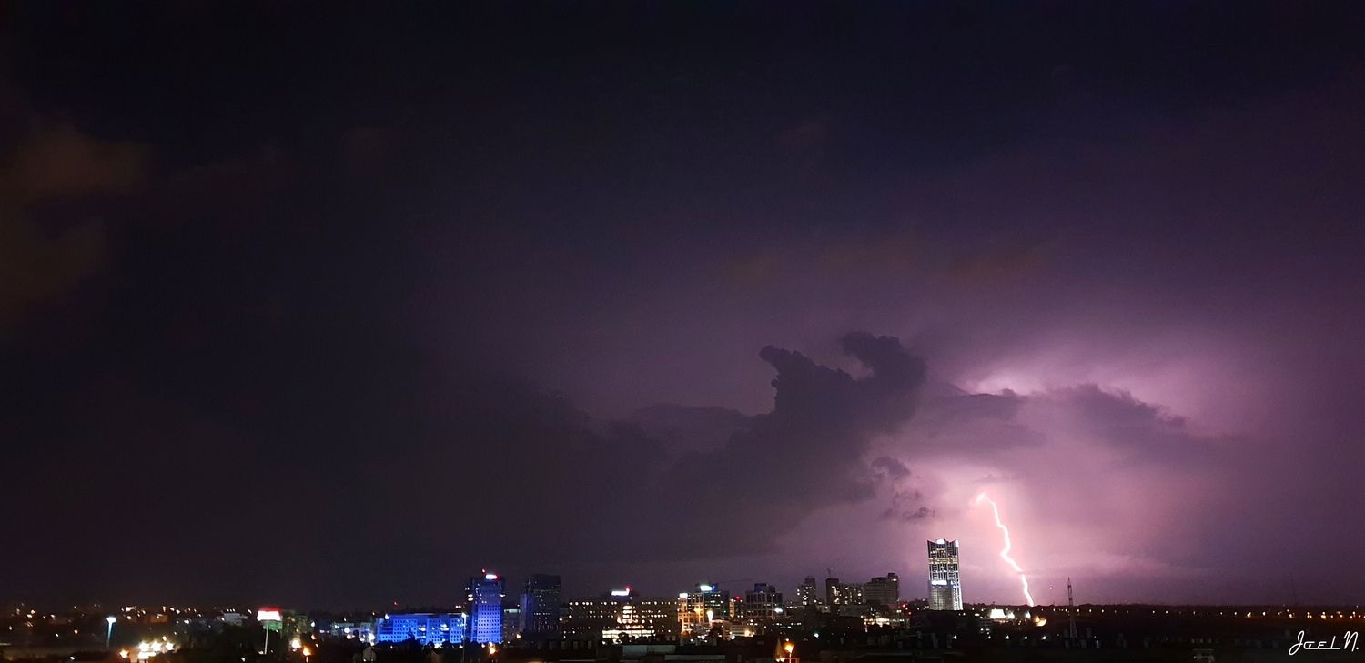 ברקים בשמי תל אביב